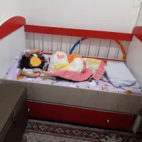 تخت ننو دار و کمد و بوفه