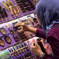 استخدام در فروشگاه معتبر لوازم آرایشی