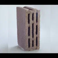 یک نفر کارگر جهت کار در بلوک زنی