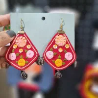 گوشواره گلدوزی شده با دست