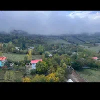 زمین ۴۰۰ متری با بنای نیمه‌کاره سند دار