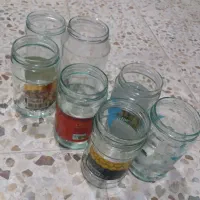 تعدادی شیشه موجود است