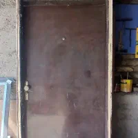 درب اتاق و پنجره آهنی
