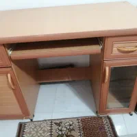 میز تحریر وکامپیوتر