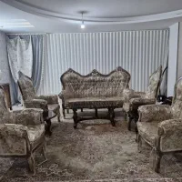 مبلمان استیل و ساعت ایستاده