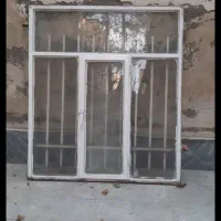 پنجره آهنی باشیشه سالم وحفاظ
