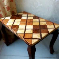 میز چوبی محکم و دو عدد چهار پایه خیلی محکم