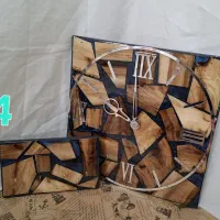 تعدادی ساعت چوبی و ساعت رزینی