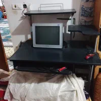 میز و کامپیوتر