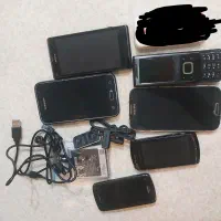 تعدادی گوشی موبایل و شارژر و هندزفیری