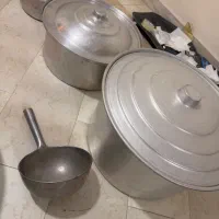 تعدادی قابلمه بزرگ و...