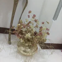 گلدان با گل‌های خارجی