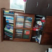 کتابخانه و میز کامپیوتر