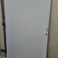 در کمد دیواری  چوبی  رنگ سفید