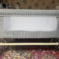 تخت کنار مادر و گهواره