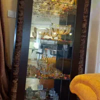 بوفه ویترینی شیک و بسیار تمیز، چراغ‌دار