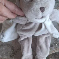 عروسک خرگوش خاکستری کرم