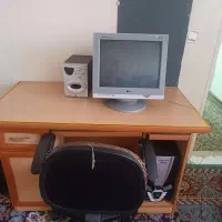 کامپیوتر با میز و صندلی