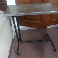 میز فلزی متحرک