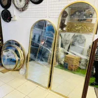 آینه سالنی ایستاده