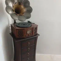 یک دستگاه گرامافون رو میزی