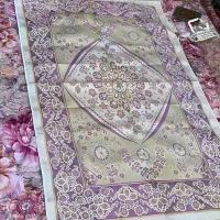 چند شال و سجاده از مکه خریده شده مناسب جهاز