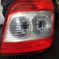 یک جفت چراغ خطر 111و یک چراغ جلو پژو سمت راننده