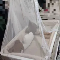 تخت کنار مادر