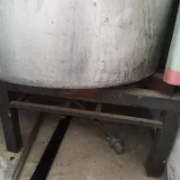 دوعدد دیگ طباخی ودوعدد گاز ۳شعله بزرگ