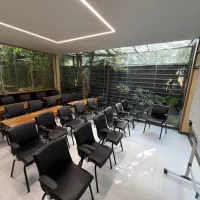 اجاره‌میتینگ روم مجهزبرای کلاس،کارگاه و جلسات رسمی