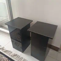 دو عدد نیمکت مشکی و یک میز کاربردی محکم