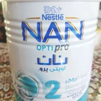 تعدادی قوطی شیر خشک