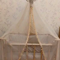 تخت و گهواره کنار مادر