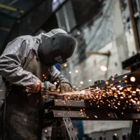 استخدام جوشکاربرق و مونتاژ کار