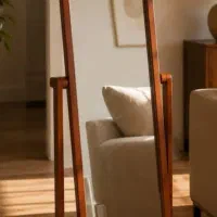 اینه قدی ایستاده