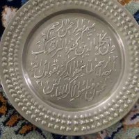 تابلو وان یکاد بالای درب ورودی