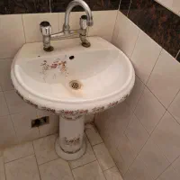 روشویی گل دار  سفید  با شیر  مخلوطی دو قلو