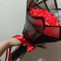 دسته گل روبانی15شاخه معطر شاین داربا تزیینات اضافه