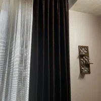 یک دستک پرده رنگ سورمه ی همراه با چوب پرده