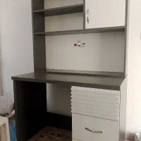 میز تحریر و کتابخانه