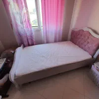 تخت یک نفره و میز تحریر و کمد