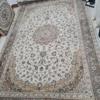 یک جفت فرش زیباخیلی تمیز همراه یک جفت پشتی درحد نو
