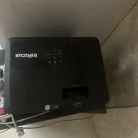 ویدیو پروژکتور همراه با پرده