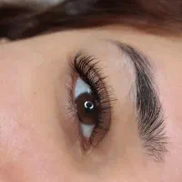 اموزش و خدمات تضمینی کاشت و لیفت و لمینت مژه وابرو