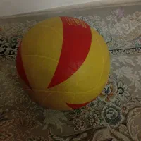 توپ فوتبال و والیبال