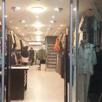 دو نفر فروشنده خانم در پوشاک زنانه