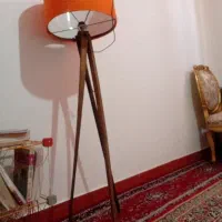 آباژور ایستاده