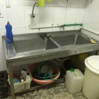سینک دولگن و میز زیر گریل رستورانی