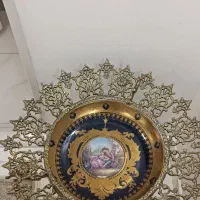 میوه‌خوری کنار سالنی برنزی