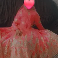 یک دست لباس محلی در حد پرو پوشیده شده